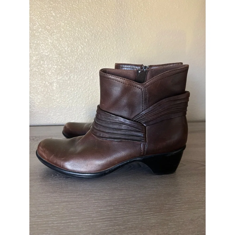 Clarks Women's 9N‎ Brown Leather Ankle Boots Block Heel Boho Cottage Office Work